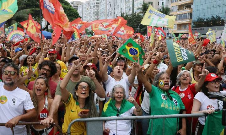 Ato em apoio à democracia e a Lula reúne milhares em Copacabana