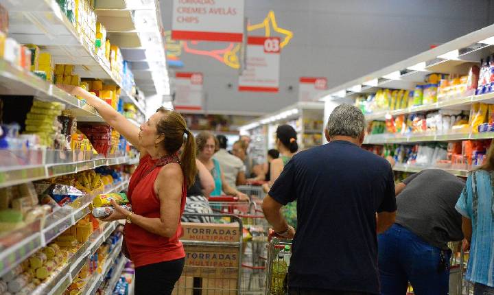 Cesta básica fica mais cara em 17 capitais brasileiras em junho