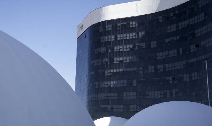 Corregedor derruba decisão que suspendeu canal Exército do Lula