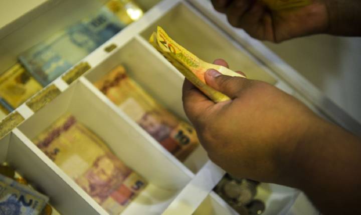 INPC tem variação negativa em agosto e soma 3,98% em 12 meses