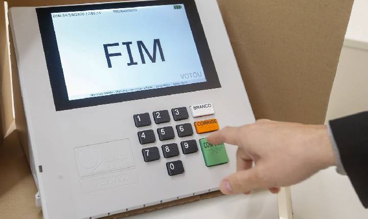 Nas 2 primeiras horas de votação, 467 urnas foram substituídas