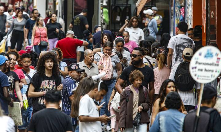População no Brasil cresce em ritmo menor e está envelhecendo