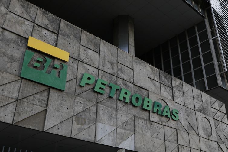 Funcionários da Petrobras entram em greve por tempo indeterminado