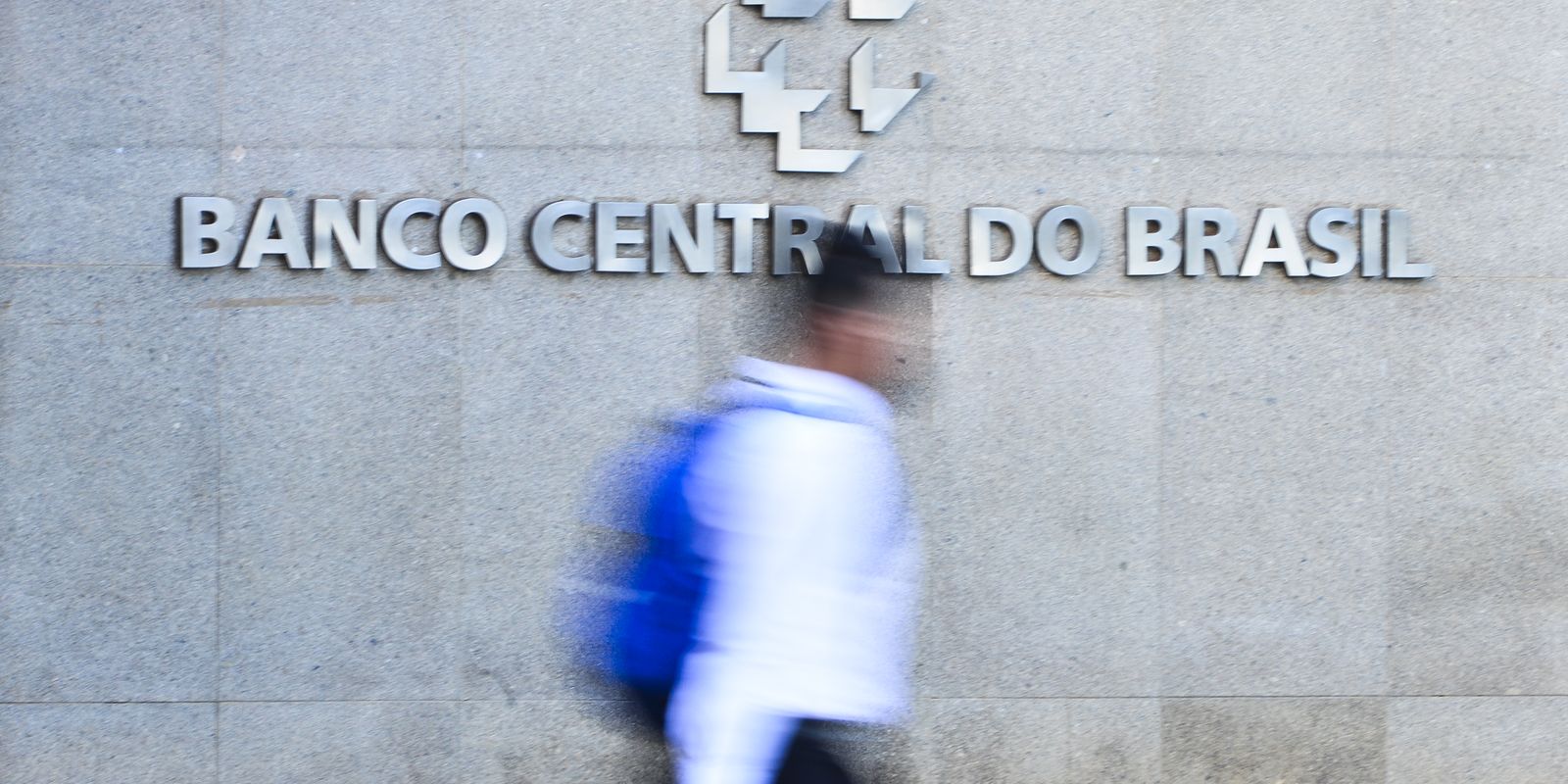 Juros elevados mantêm pressão sobre endividamento das famílias